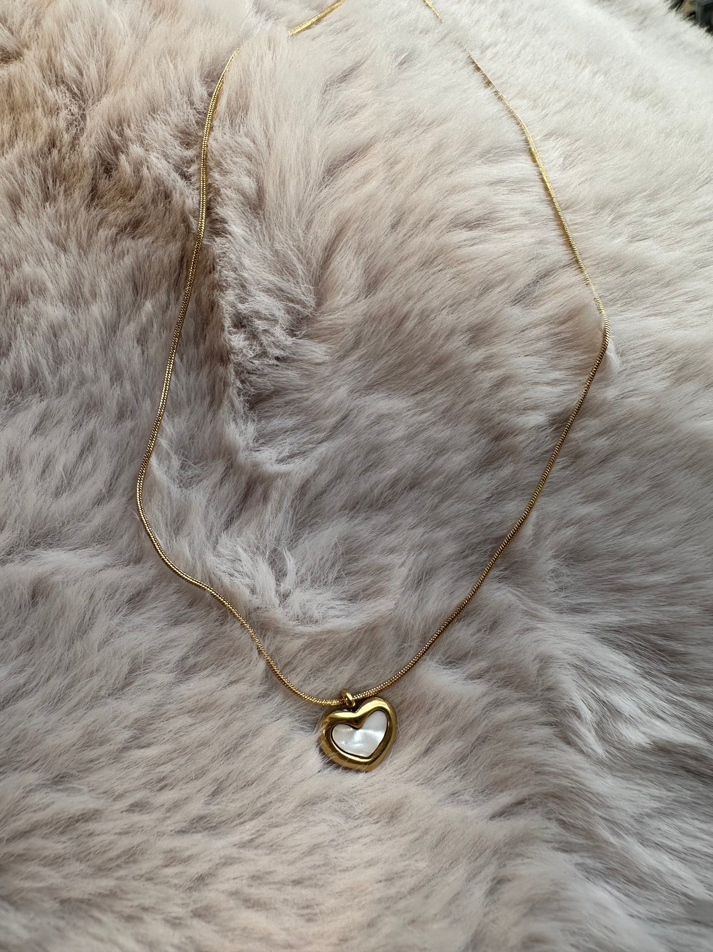 AMORA NECKLACE