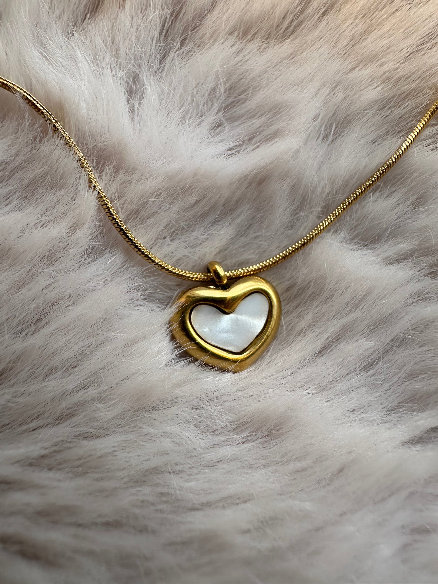 AMORA NECKLACE