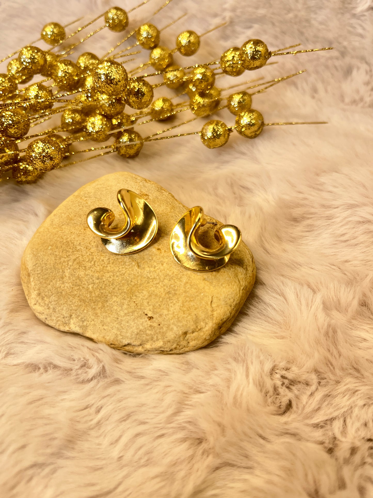 SWIRL STUD EARRINGS