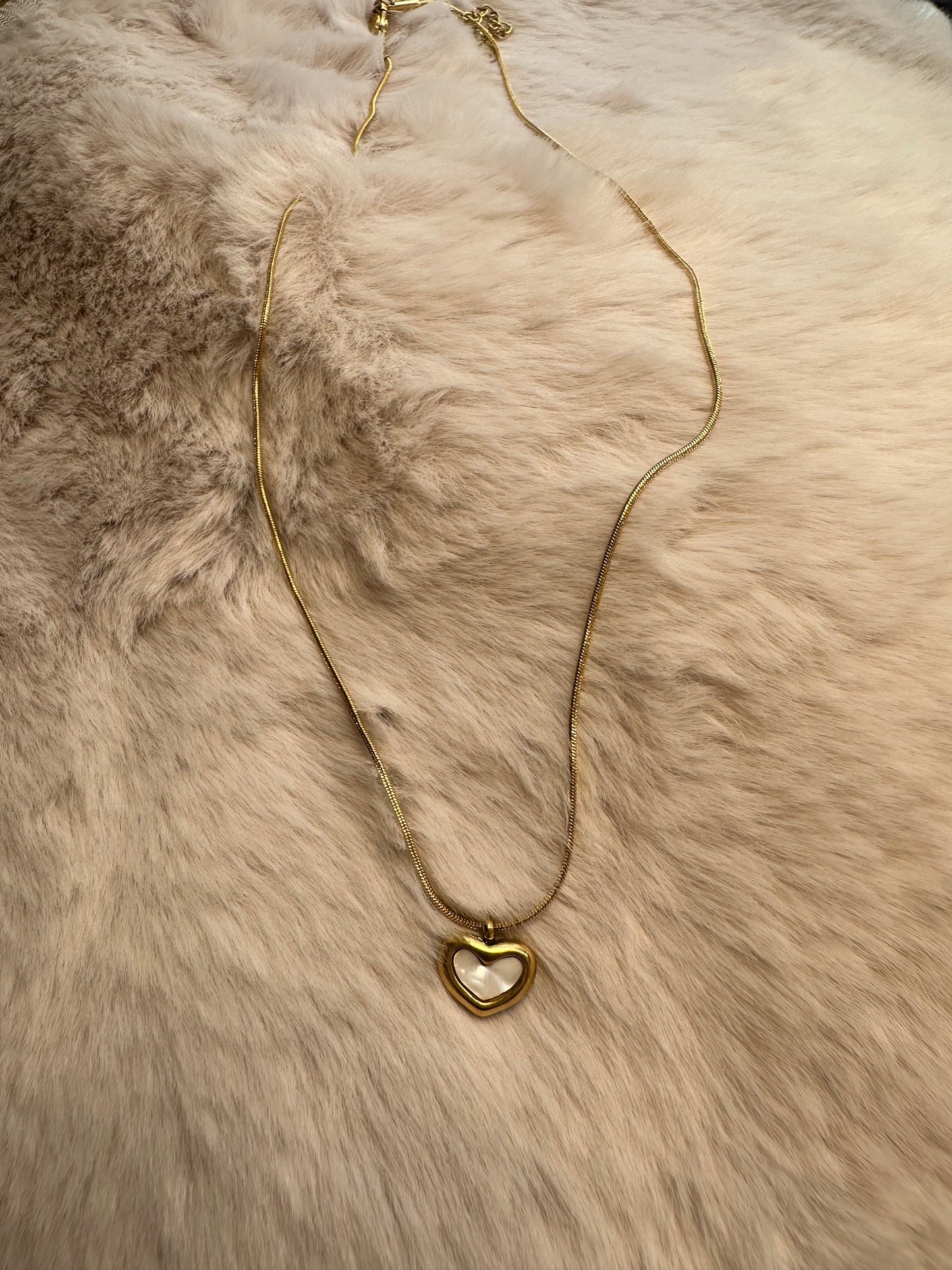 AMORA NECKLACE