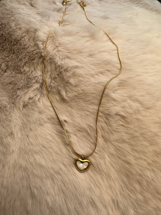 AMORA NECKLACE