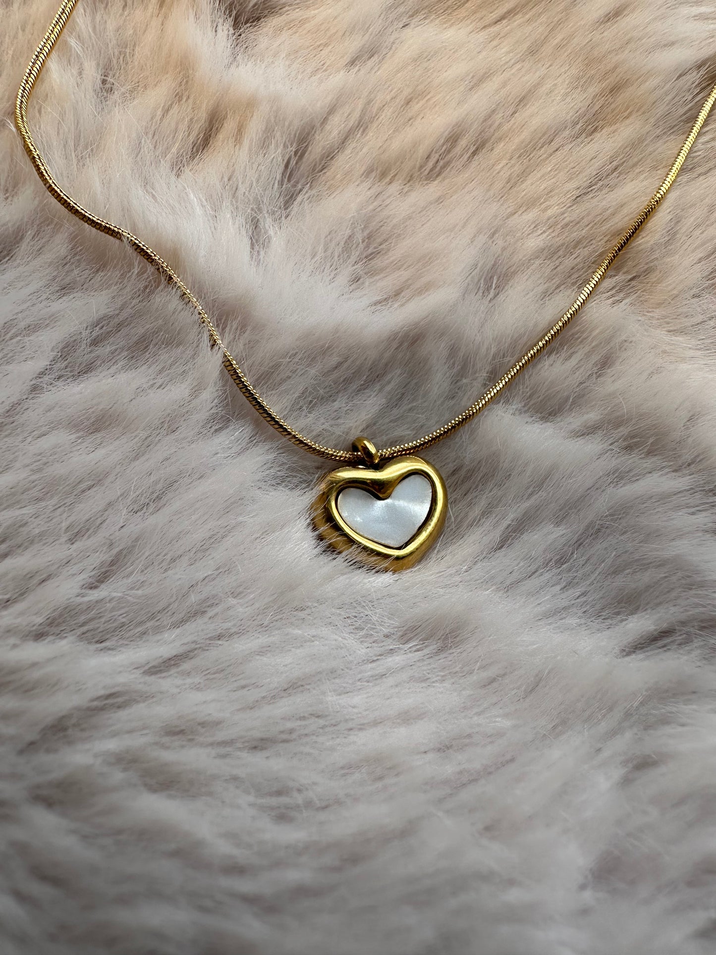 AMORA NECKLACE